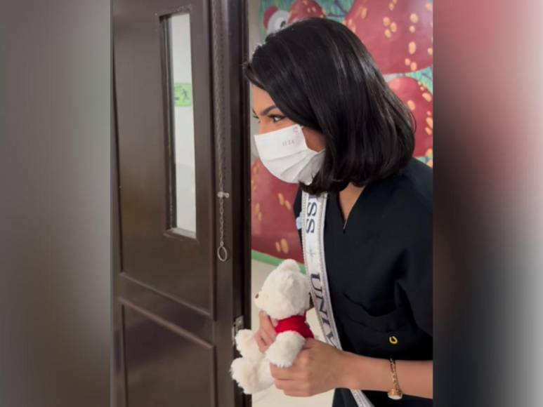 Miss Universo Sheynnis Palacios visita a niños en hospital de Filipinas