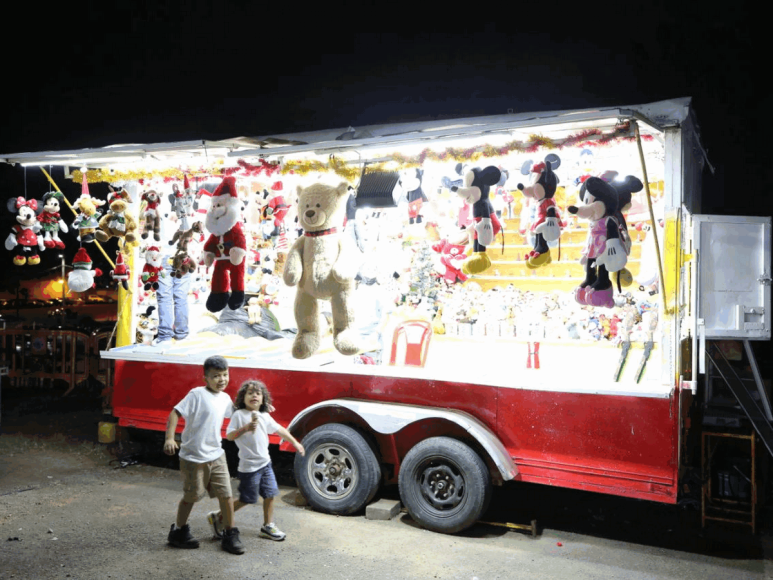 Luces, diversión y juegos en la Villa Navideña del bulevar Juan Pablo II