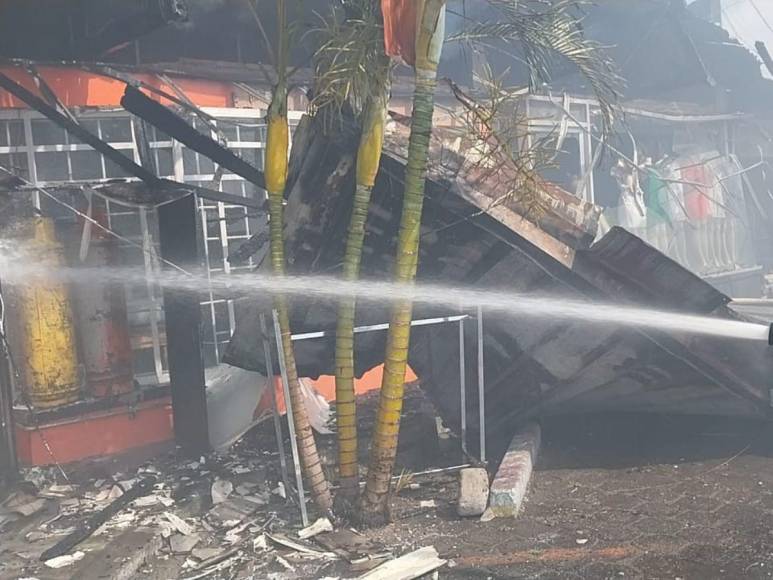 Una llantera, licorera y tienda ropa: negocios afectados por incendio en La Pradera