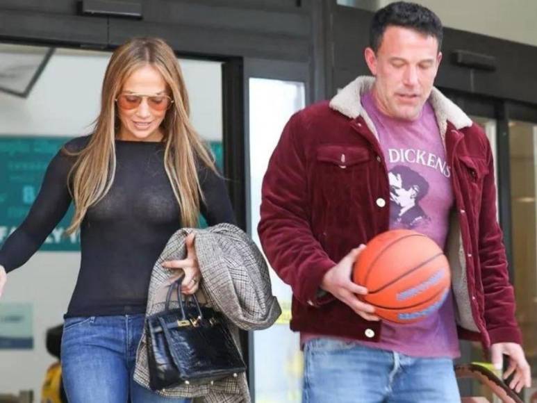 JLo pasea con un amigo en medio de ‘crisis matrimonial’ con Ben Affleck