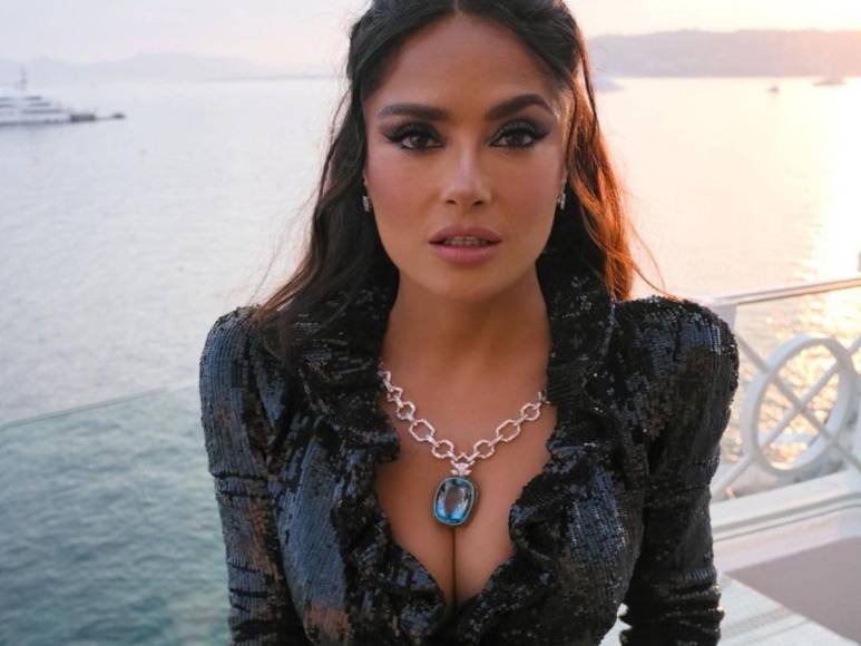 Salma Hayek niega uso de bótox; a sus 56 años revela sus secretos de belleza