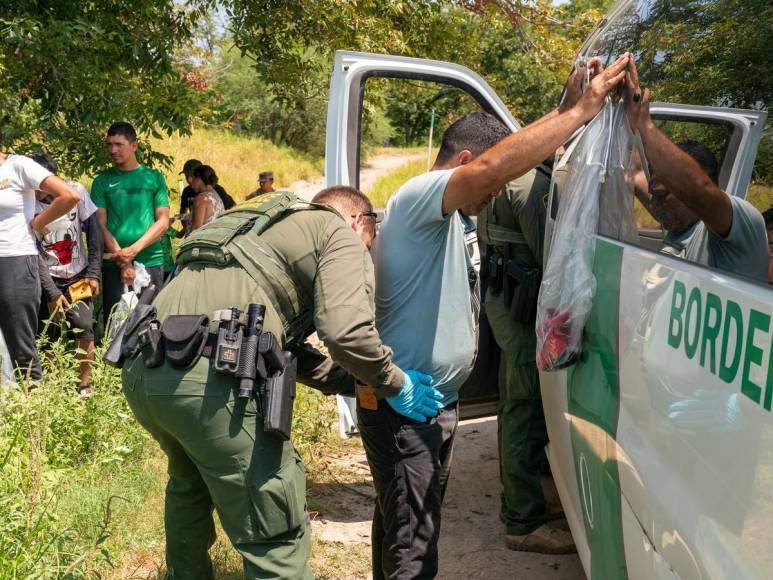 Migrantes desafían peligrosas barreras fronterizas en su camino a Estados Unidos