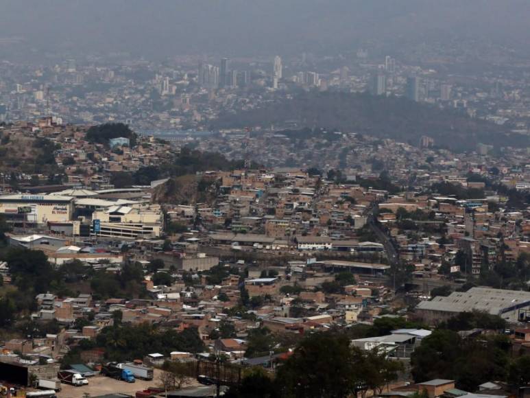 Así se ve la capital escondida en una nube de humo