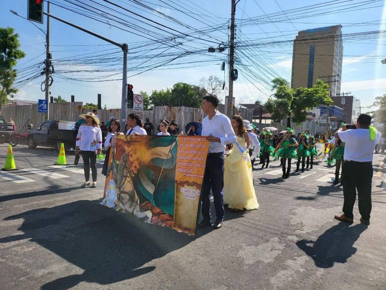 Escuelas de San Pedro Sula rinden homenaje en el 203 aniversario de Independencia Patria