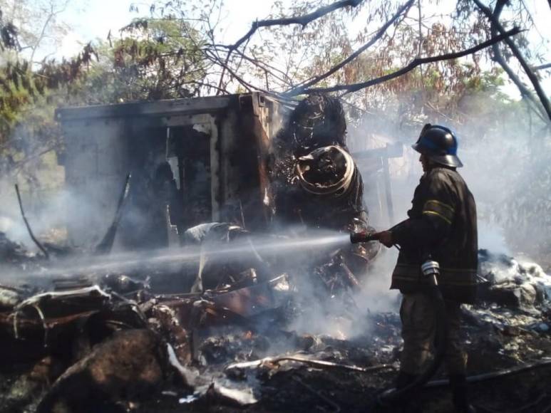 Destrozos e incendio: Las imágenes del múltiple accidente en peaje de Yojoa