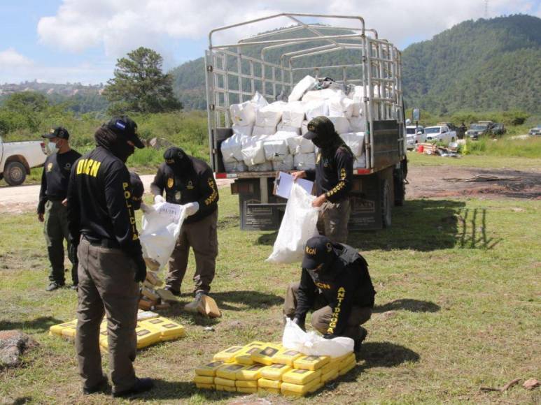 Queman más de cuatro toneladas de cocaína que fueron decomisadas a colombianos en el Caribe