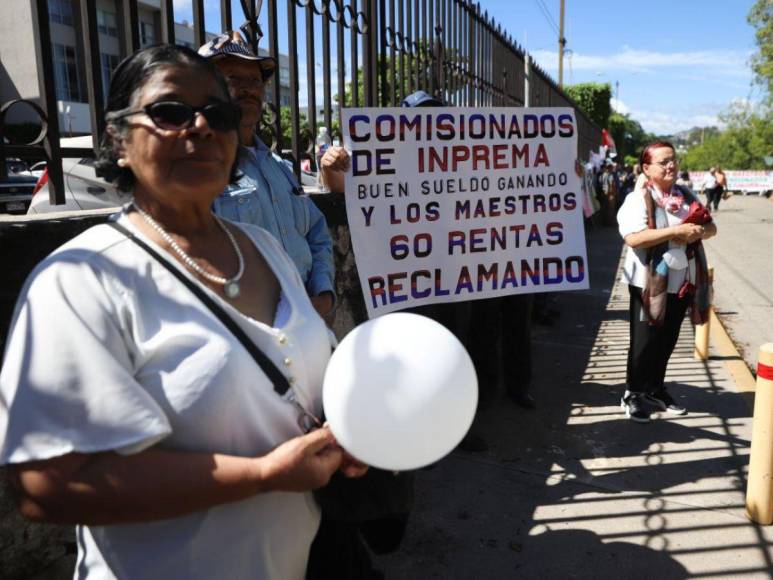 Maestros jubilados exigen, ante la CSJ, el pago de 60 rentas en vida