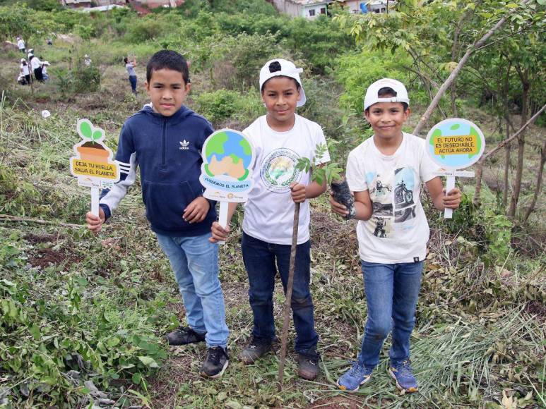 Más de 1,300 defensores del ambiente entregan a Honduras las Escuelas Amigables