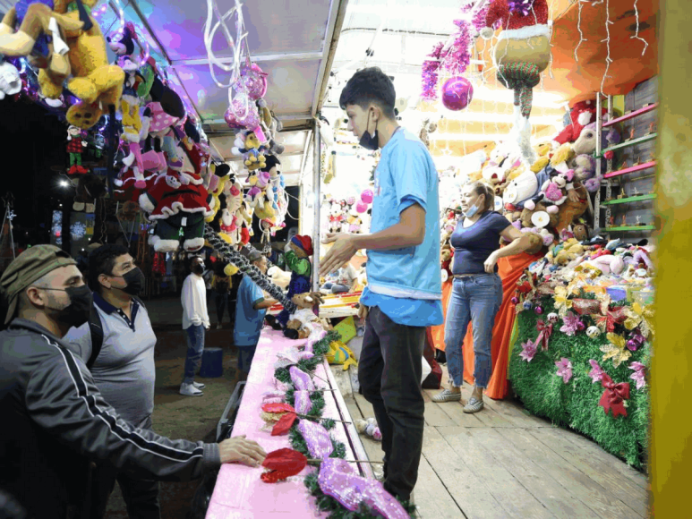 Luces, diversión y juegos en la Villa Navideña del bulevar Juan Pablo II