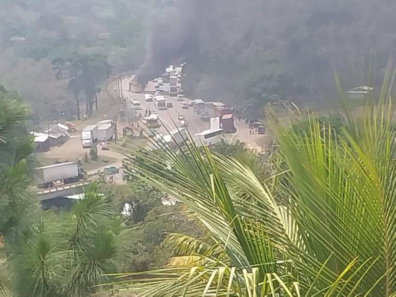 Impactantes imágenes del choque e incendio entre bus y pick up en Taulabé