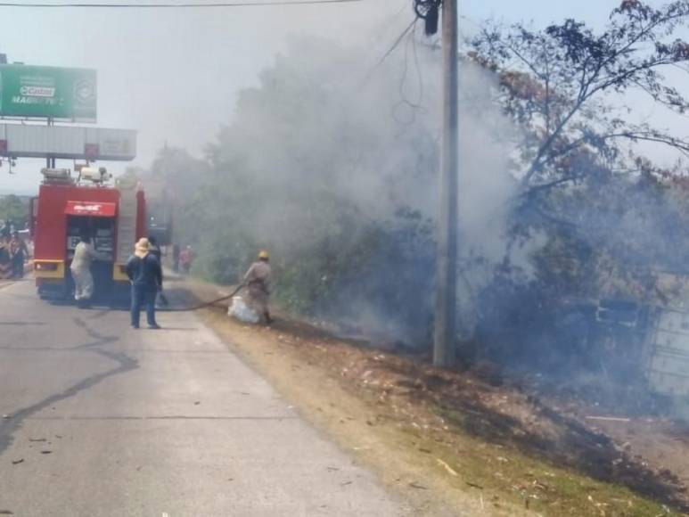 Destrozos e incendio: Las imágenes del múltiple accidente en peaje de Yojoa