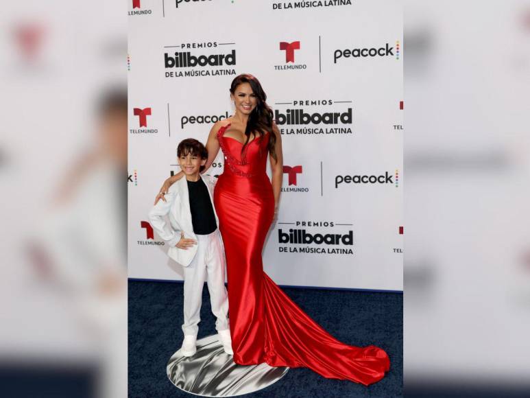 Ana Jurka: Un derroche de estilo en rojo en la noche de los Premios Billboard 2023