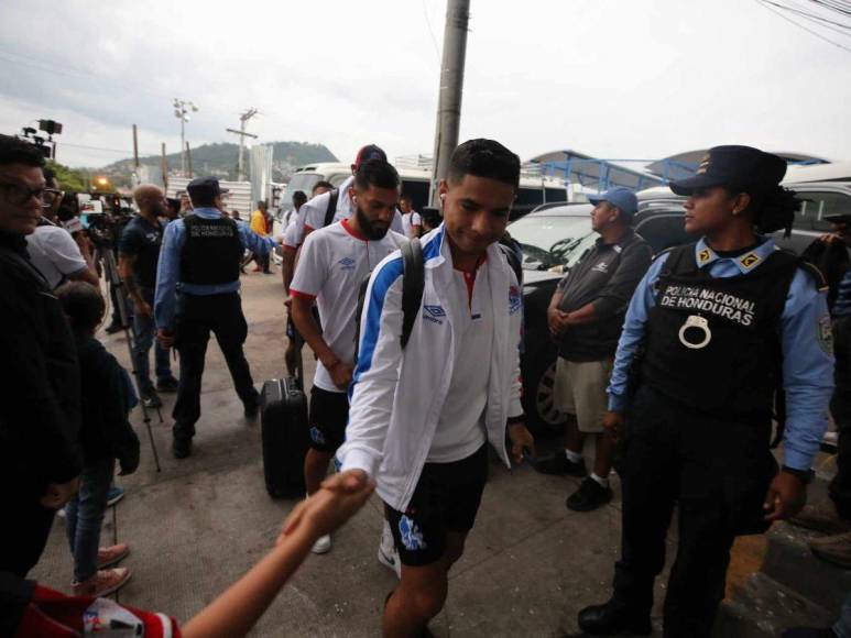 Aficionados le ponen ambiente al clásico Motagua - Olimpia en el Estadio Nacional