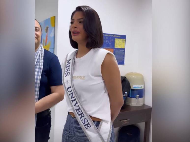 Miss Universo Sheynnis Palacios visita a niños en hospital de Filipinas