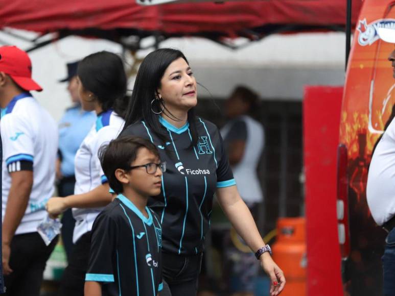 ¡Roban suspiros! Las bellezas que llegaron al duelo Honduras- México