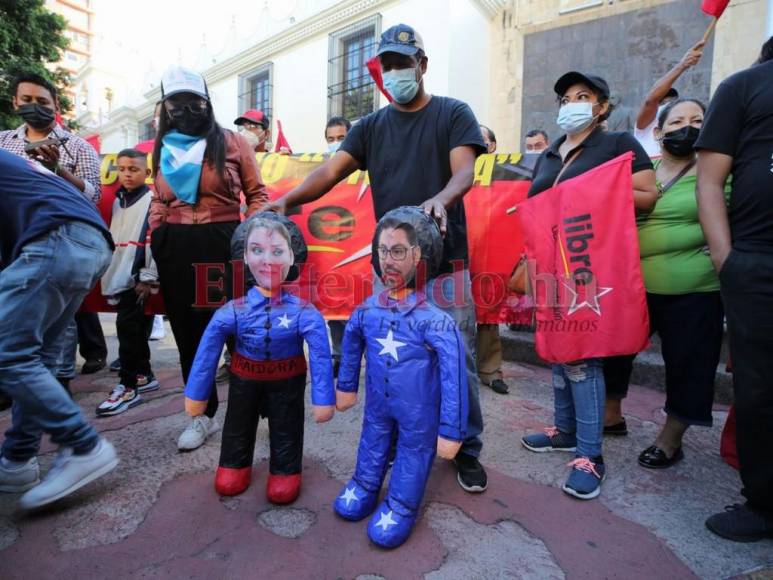 Con piñatas y sin vallas, el ambiente en los bajos del Congreso Nacional previo instalación de primera legislatura (FOTOS)