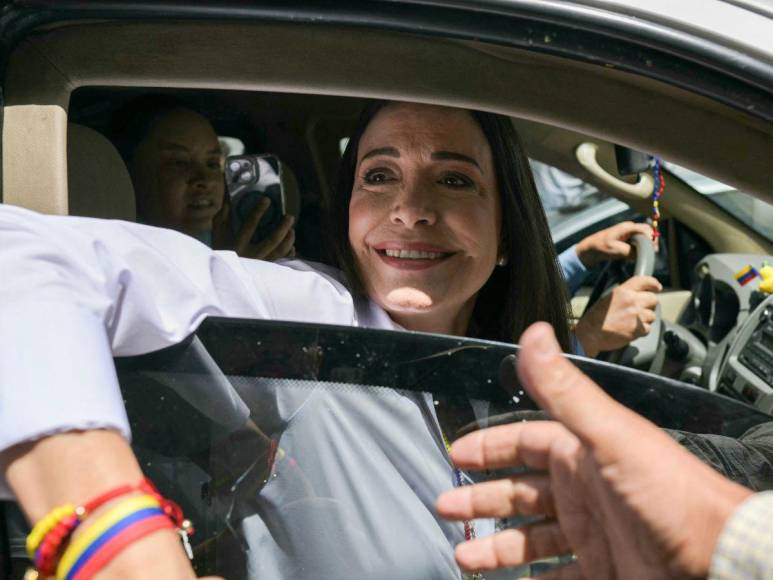 Ovacionada a su entrada y salida: así votó María Corina Machado en Venezuela