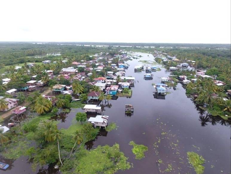 Comunidades incomunicadas, evacuaciones e intensas lluvias: Las imágenes de las inundaciones en La Mosquitia