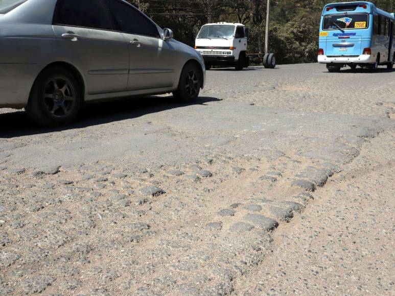 Baches, tierra y polvo: inicia la compactación para la nueva carretera de la salida a Olancho