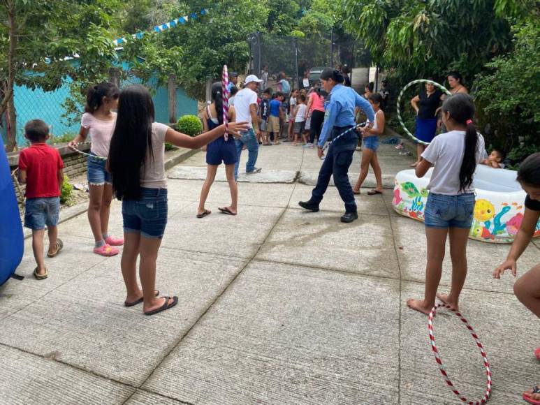 Policía Nacional le celebra el Día del Niño a menores que recolectan basura