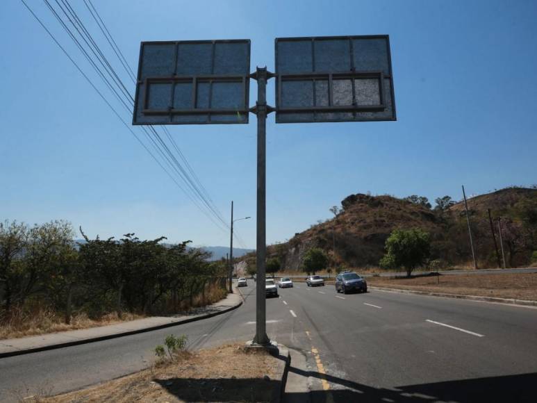 Fotos inéditas de la zona del accidente en el anillo periférico donde murieron dos universitarias