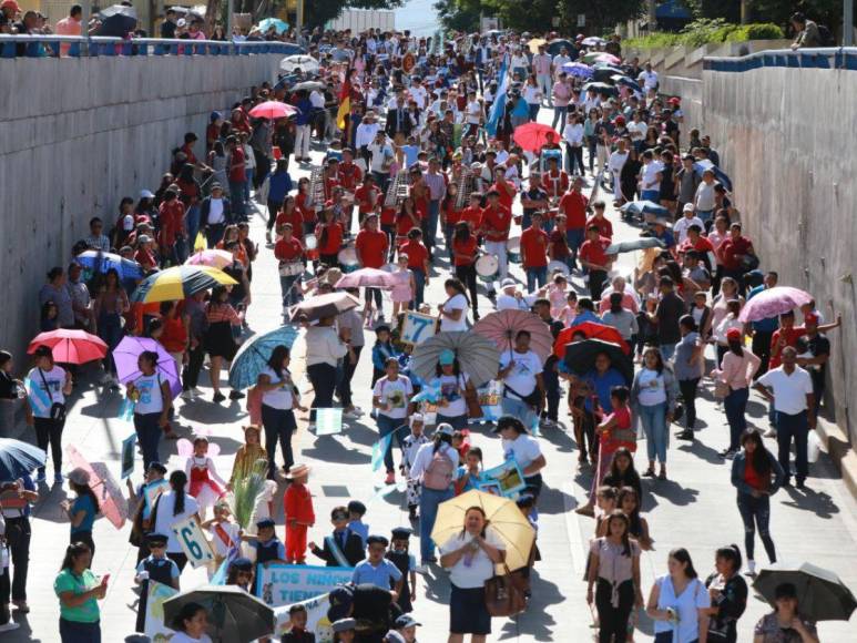 Alumnos de educación prebásica y básica derrochan patriotismo y ternura en las calles de la capital