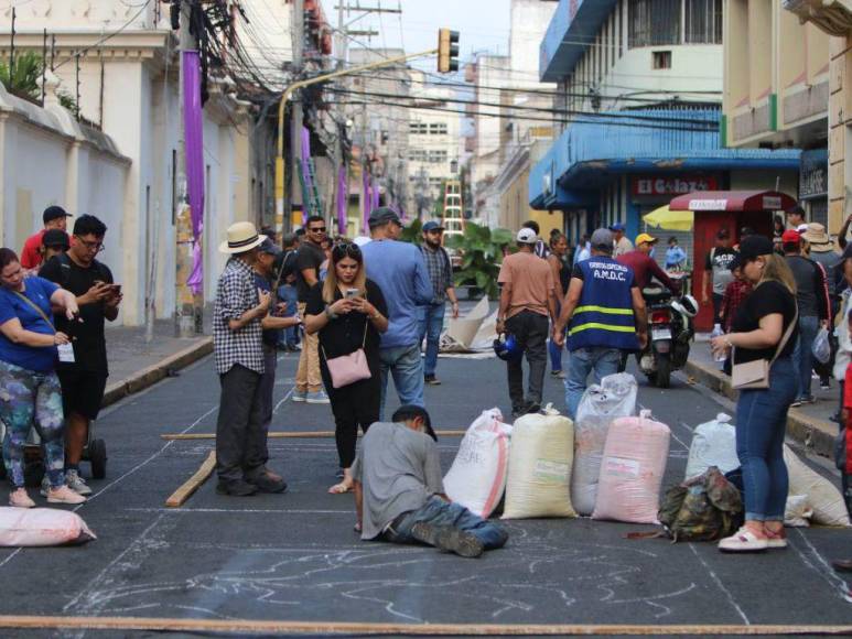 ¡Fervor y arte en Semana Santa! Inicia elaboración de alfombras en la avenida Cervantes