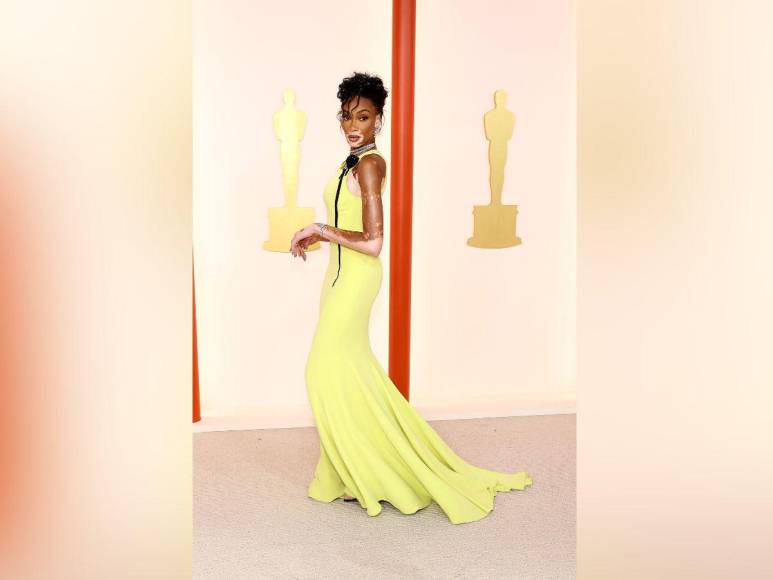 Winnie Harlow impacta con su look en la alfombra champagne de los Oscar