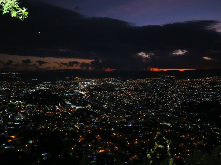 Luces navideñas adornan las noches en El Picacho