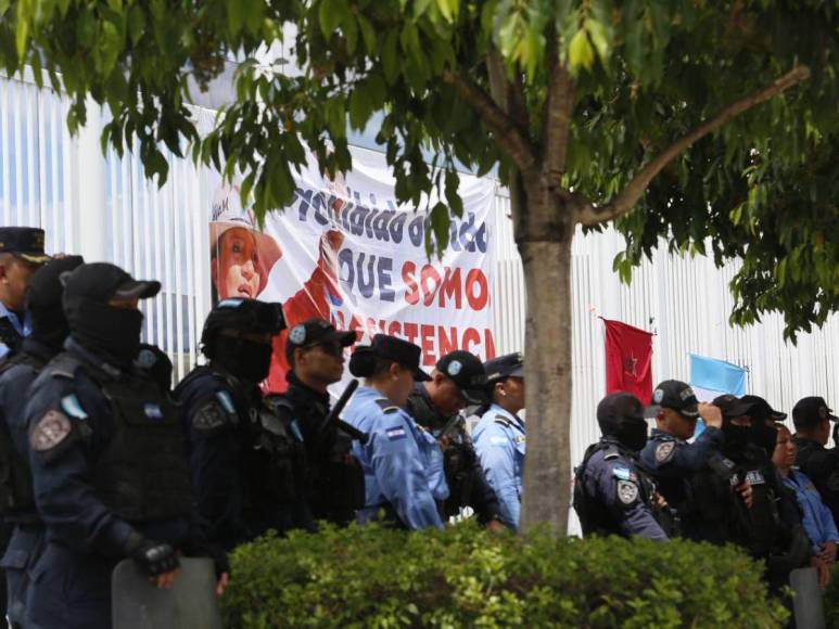 Policía llega al CCG ante tomas de colectivos de Libre; no los desalojarán