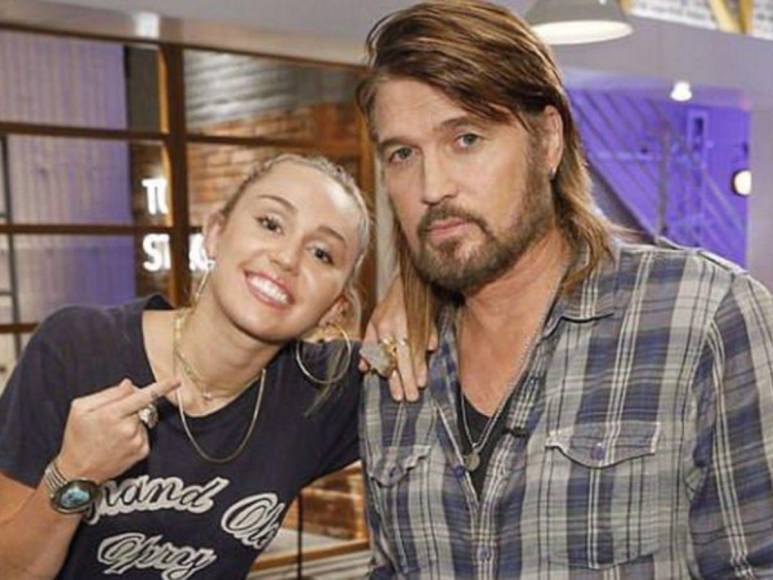 Donald Trump arremete contra Miley Cyrus frente a su padre durante un mitin