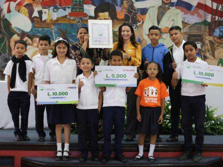 Más de 1,300 defensores del ambiente entregan a Honduras las Escuelas Amigables