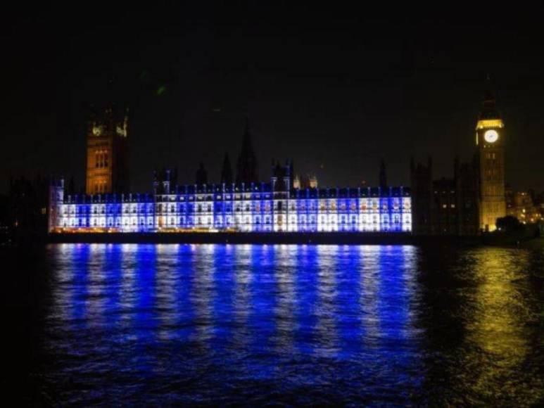 Monumentos famosos de varias ciudades del mundo se iluminan en apoyo a Israel