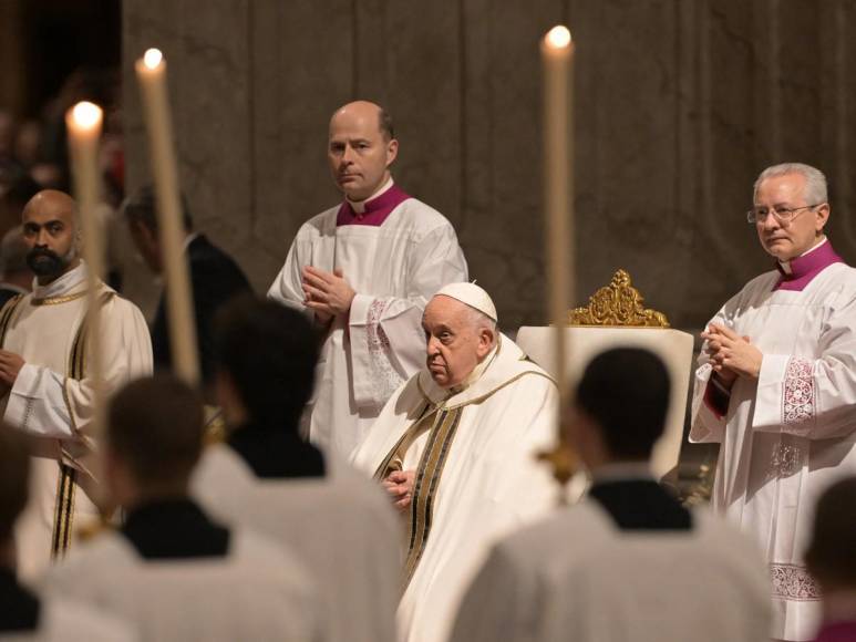 Las imágenes que dejó la Misa del Gallo dirigida por el Papa