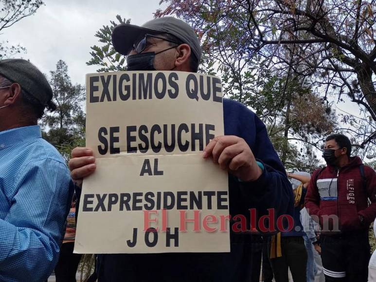 “Es un hombre honesto”, simpatizantes de JOH muestran su apoyo en la CSJ