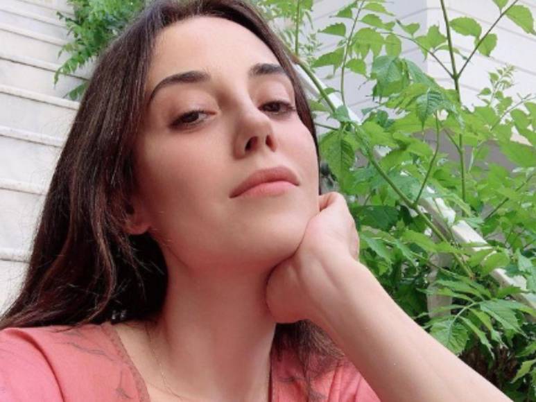 Fans de Cansu Dere alarmados tras silencio en redes sociales de la famosa actriz turca