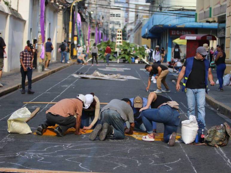 ¡Fervor y arte en Semana Santa! Inicia elaboración de alfombras en la avenida Cervantes