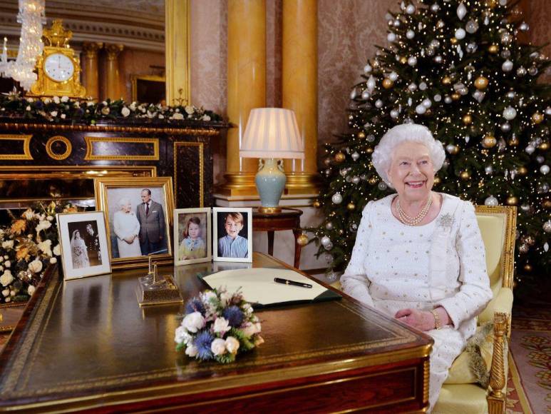 Los momentos históricos que marcaron 70 años de reinado de Isabel II (Fotos)