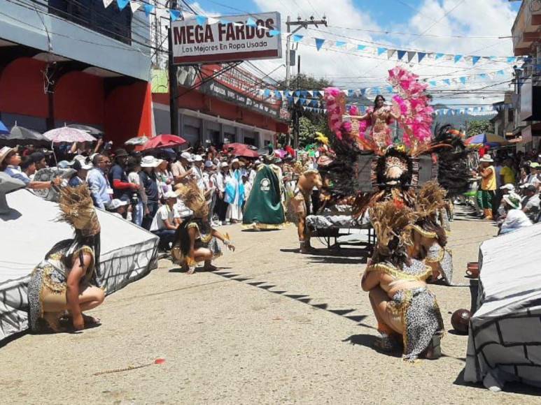 Con hermosas palillonas, juegos tradicionales y representaciones culturales, Danlí celebra la Independencia de Honduras