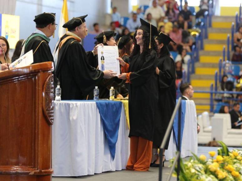 Emoción y lágrimas en las primeras graduaciones de 2023 en la UNAH