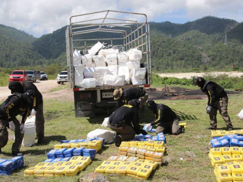 Queman más de cuatro toneladas de cocaína que fueron decomisadas a colombianos en el Caribe