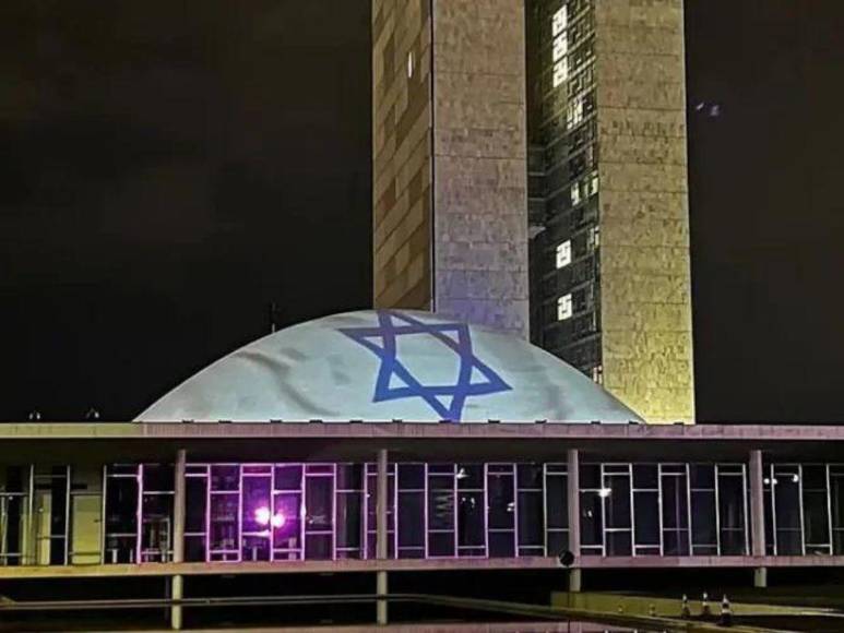 Monumentos famosos de varias ciudades del mundo se iluminan en apoyo a Israel