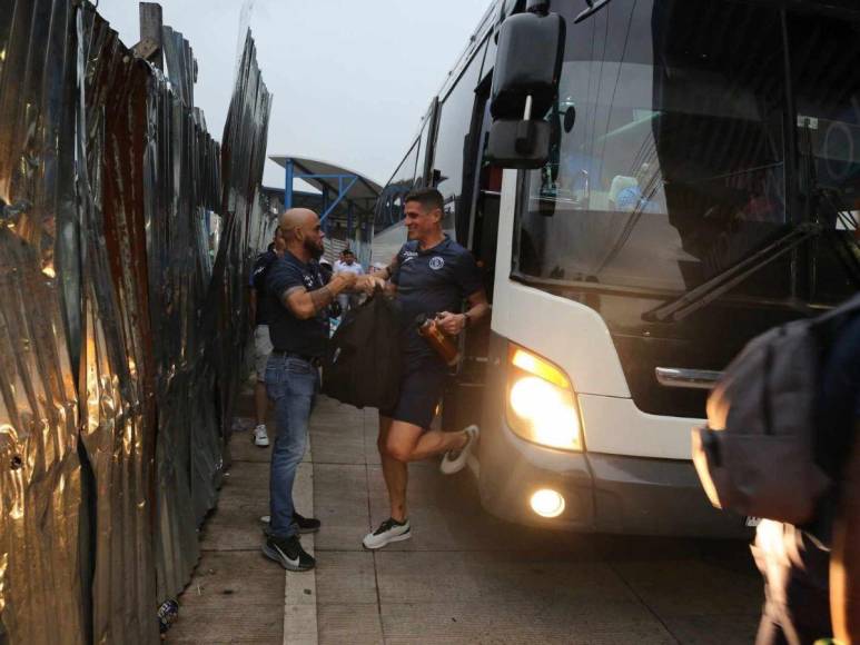 Aficionados le ponen ambiente al clásico Motagua - Olimpia en el Estadio Nacional