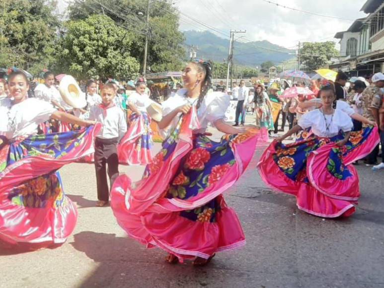 Con hermosas palillonas, juegos tradicionales y representaciones culturales, Danlí celebra la Independencia de Honduras