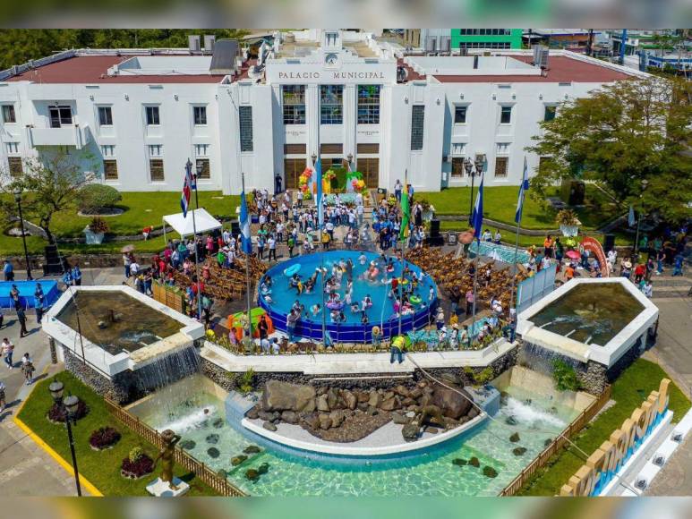 Así son las piscinas gigantes que instalaron en el parque central de San Pedro Sula