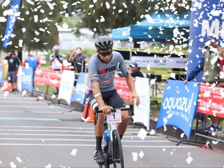 Así fue la llegada de Luis López a la meta tras recorrer 132 kilómetros en la Vuelta Ciclística 2022