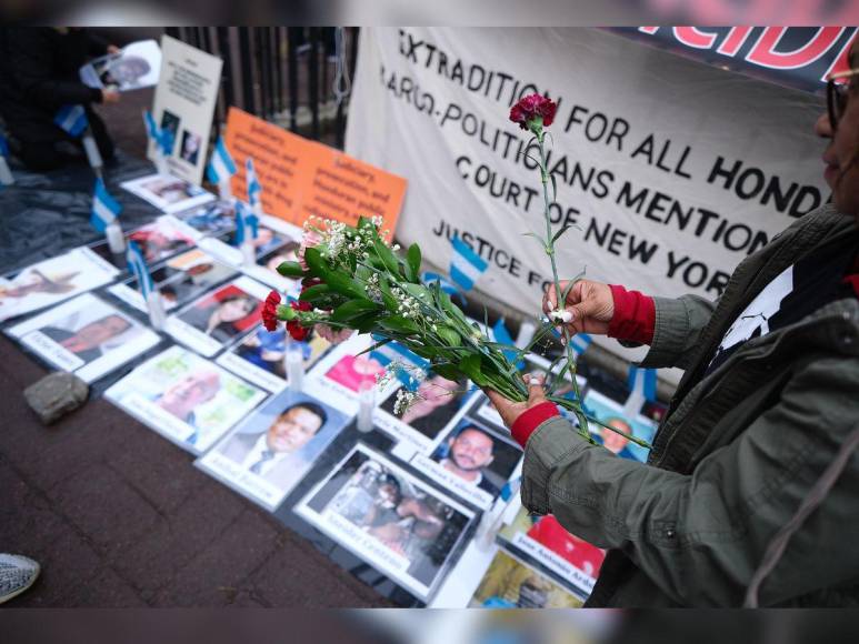 Con fotos de hondureños asesinados y pancartas: piden condena de JOH en Nueva York