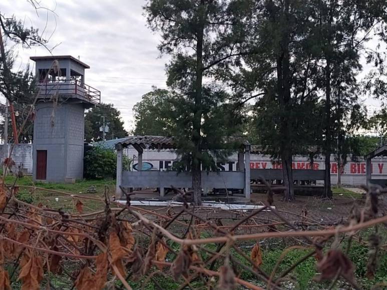 Familiares en espera de información: Así luce PNFAS un día después de la matanza