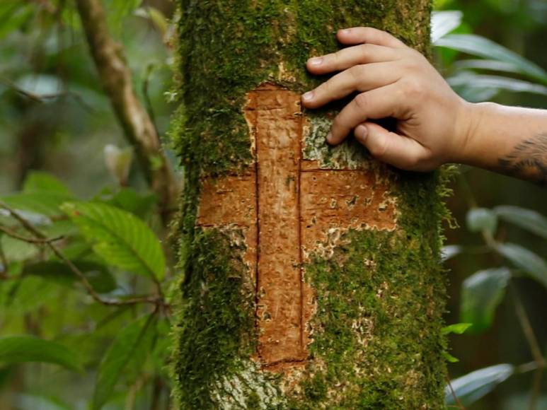 Una cartera con las iniciales HH, escombros y un monumento: nuevas fotos de la zona donde murió Hilda Hernández