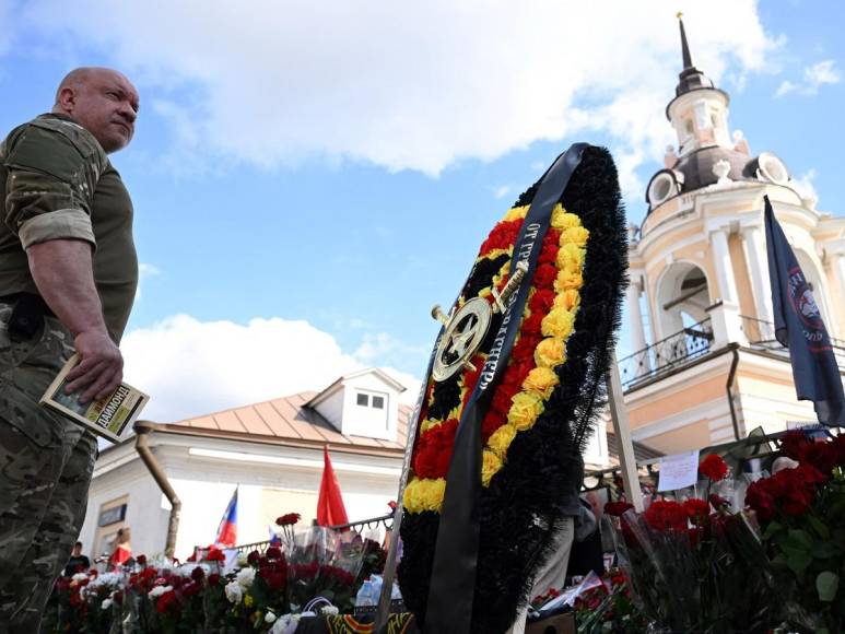 “Los enemigos lo mataron, pero esperamos venganza”: Seguidores de Prigozhin exigen justicia y lo despiden con altares